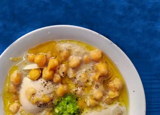 Gewürztes Tofu-Bowl mit bunten Paprika und aromatischen Gewürzen, ein gesundes und köstliches ayurvedisches vegetarisches Gericht.